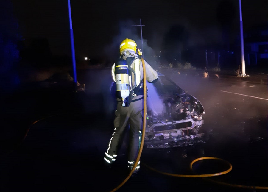 Los bomberos sofocan el incendio de un coche aparcado en A Illa de Arousa