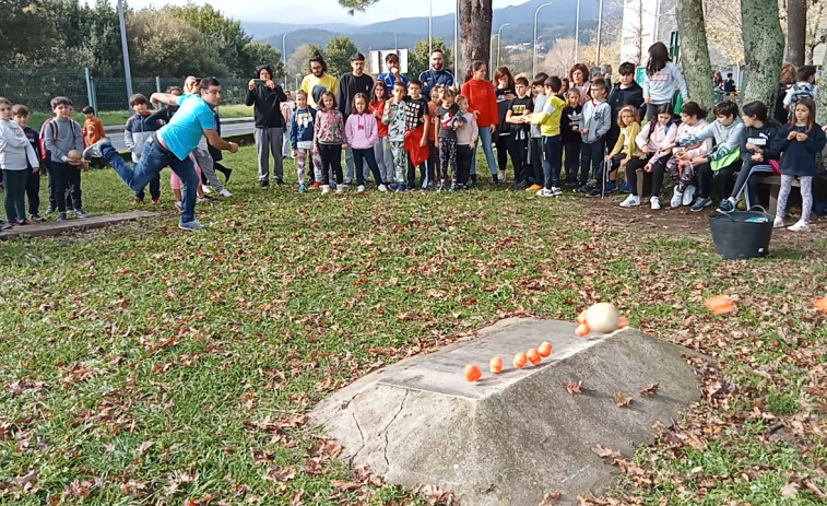 Unos 300 escolares participan en la I Olimpiada de Xogos Tradicionais Intercentros en el parque de A Cachada