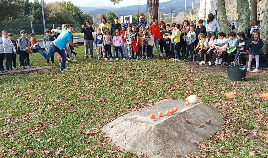 Unos 300 escolares participan en la I Olimpiada de Xogos Tradicionais Intercentros en el parque de A Cachada