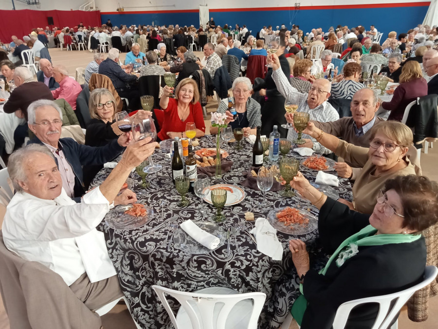 Comida para los mayores en Boiro con reivindicación de una residencia para ellos