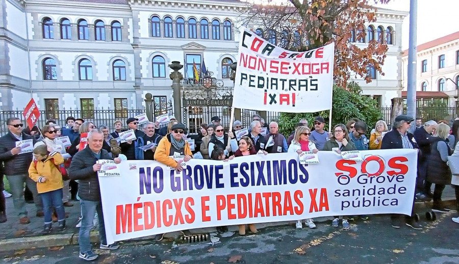 Más de un centenar de grovenses reclaman “o dereito á saúde” y atención pediátrica ante la Xunta de Galicia