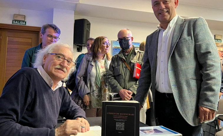 Exitosa presentación en Ribeira de la traducción del “Código de Hammurabi