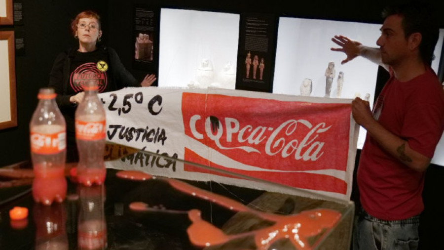 Dos activistas manchan un vitrina y una pared del Museo Egipcio de Barcelona
