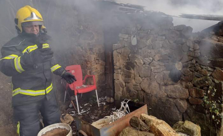 Declarado un incendio en una caseta en la que se guardaba leña  en el lugar de Vilariño, en Boiro
