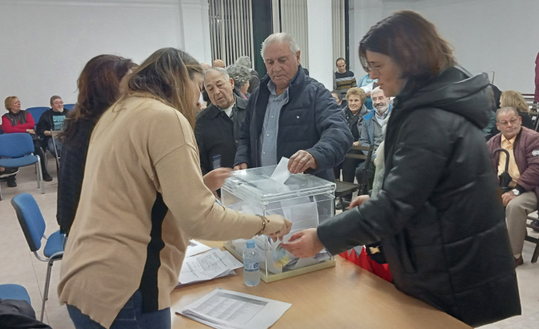 Elvira Pereira revalida su cargo de presidenta en la comunidad de montes vecinales de Olveira, en Ribeira