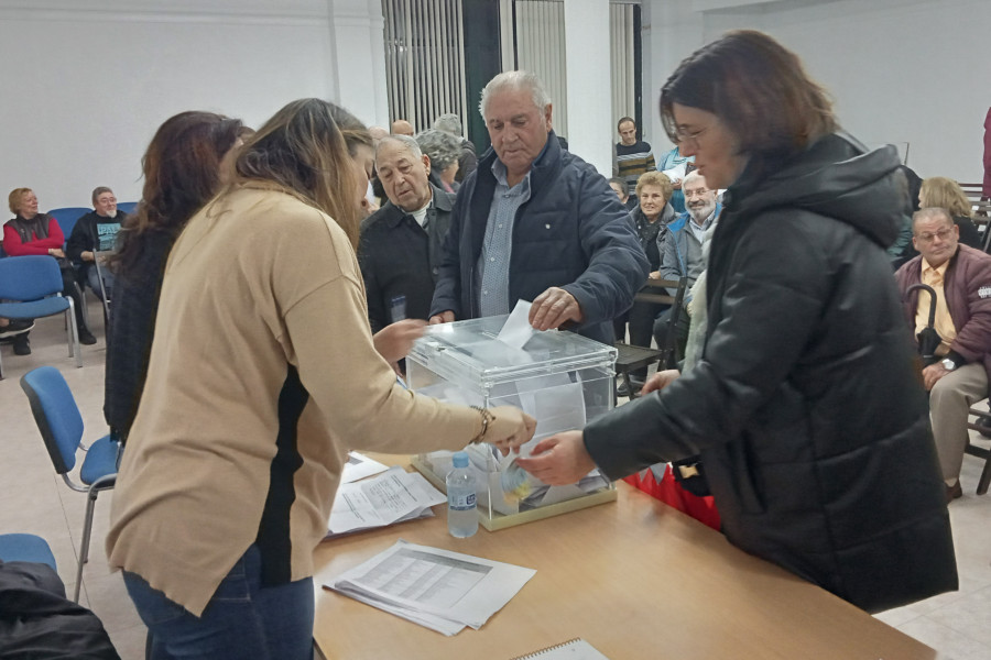 Elvira Pereira revalida su cargo de presidenta en la comunidad de montes vecinales de Olveira, en Ribeira