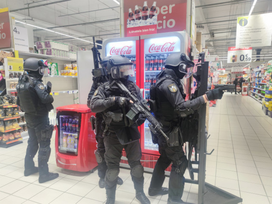 La Policía Nacional realiza un simulacro de ataque terrorista con rehenes en un centro comercial de Pontevedra