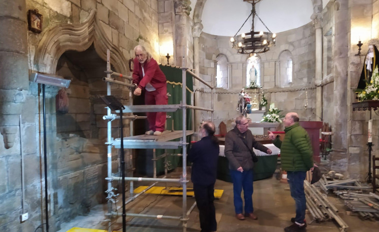 Los restauradores esperan abrir entre hoy y mañana el sarcófago de Soutomaior en Sobrán