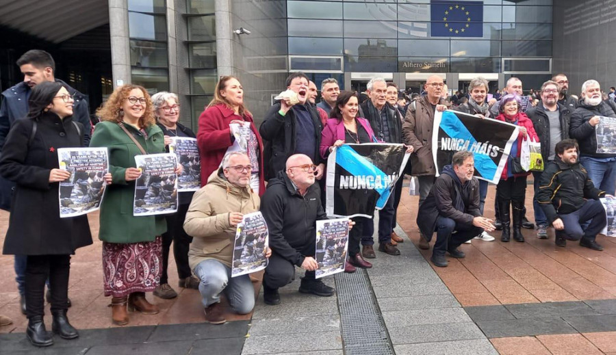 Nunca Máis toma Bruselas: “Ou salvamos o mar, ou só nos queda a maleta”