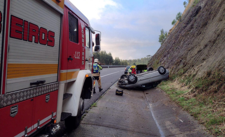 Una persona resulta herida leve al volcar con su vehículo en la AG-11 a la altura de Ribeira