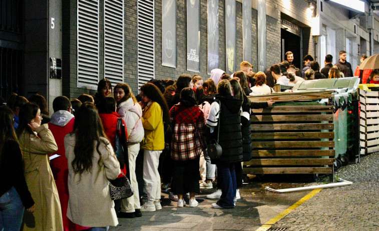 Largas colas en Cambados para comprar una entrada de fiesta de Fin de Año