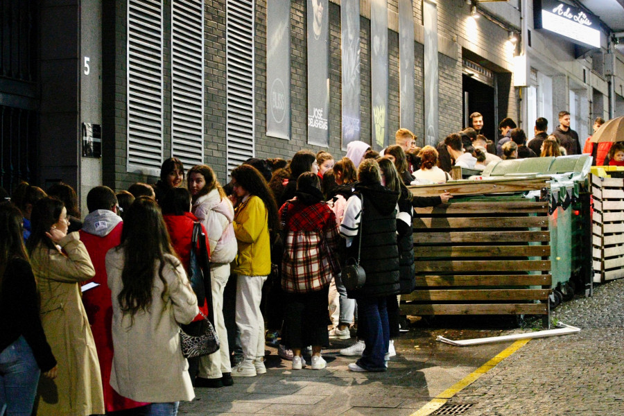 Largas colas en Cambados para comprar una entrada de fiesta de Fin de Año