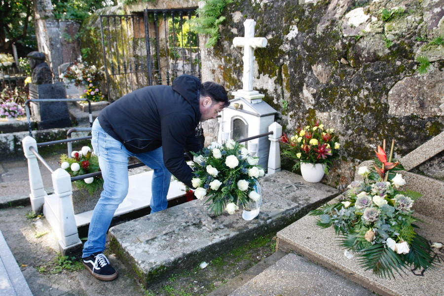 Homenajean a Josefina Blanco y al hijo de Valle-Inclán enterrados en Santa Mariña