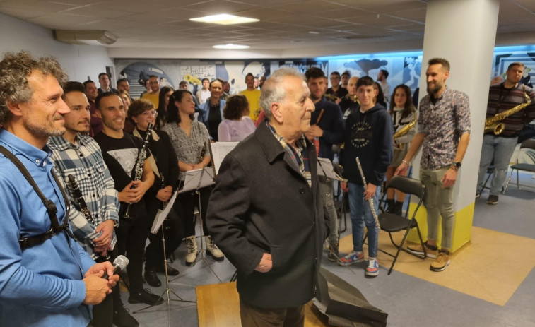 Varias generaciones de músicos boirenses, unidas bajo la batuta de Ramón Boga