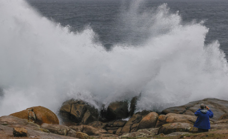 Las provincias de A Coruña y Lugo, en alerta naranja este lunes por temporal costero