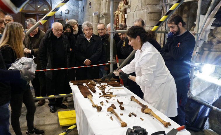 Hallan restos de cráneo, tibia y radio dentro del sarcófago de Xohán Mariño