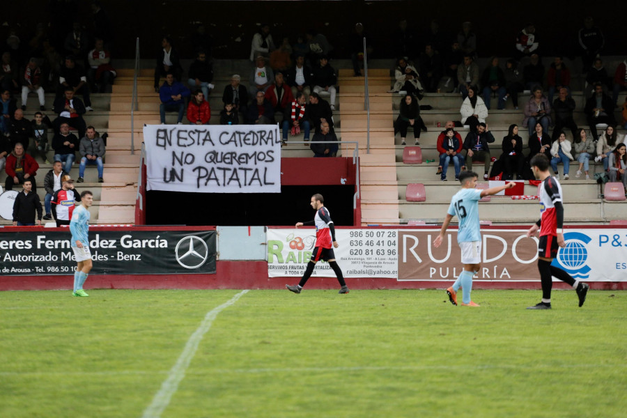 La afición se suma a las quejas por el estado del césped de A Lomba