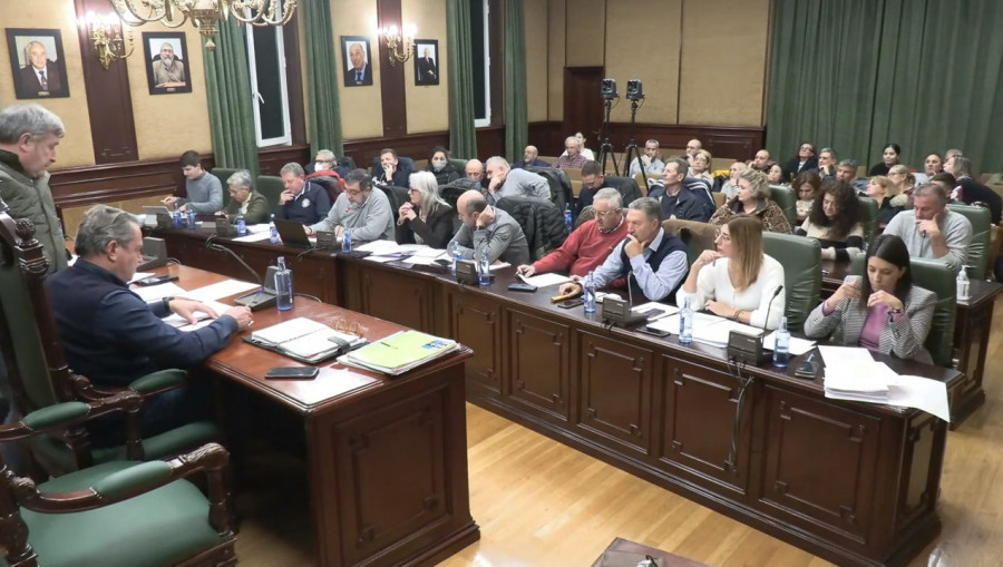 El PSOE decidirá antes del pleno de mañana si cambia su abstención por un voto favorable al presupuesto de Ribeira