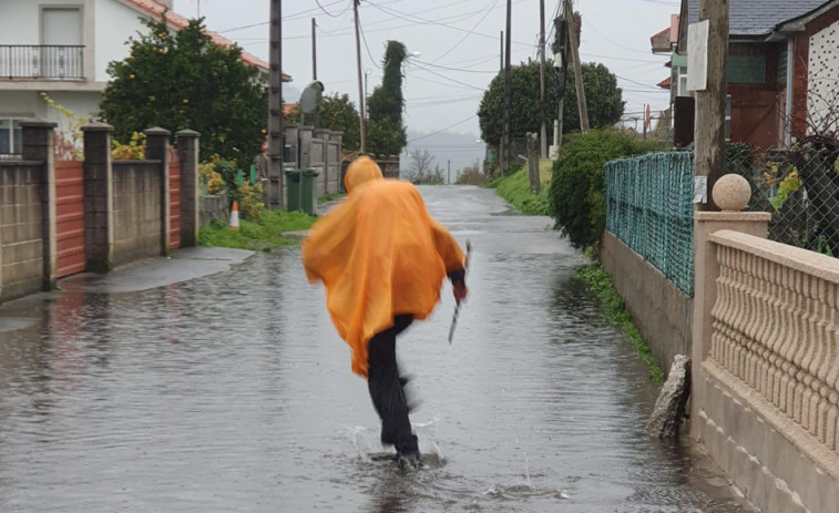 Las lluvias convirtieron de nuevo en un río el vial de acceso a varias fincas y viviendas en Bamio