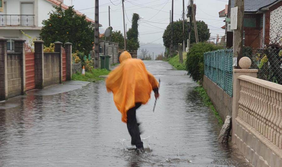 Las lluvias convirtieron de nuevo en un río el vial de acceso a varias fincas y viviendas en Bamio