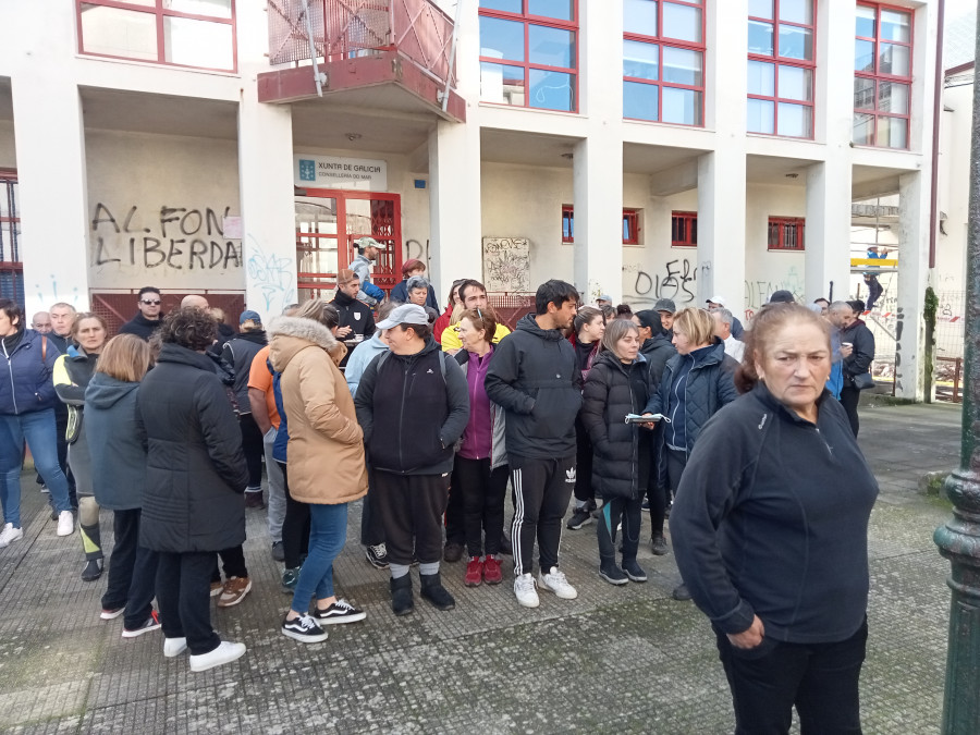 Mariscadores de a pie de Cabo de Cruz se movilizan en Ribeira contra la "esquilmación" de sus zonas de trabajo por el colectivo de a flote