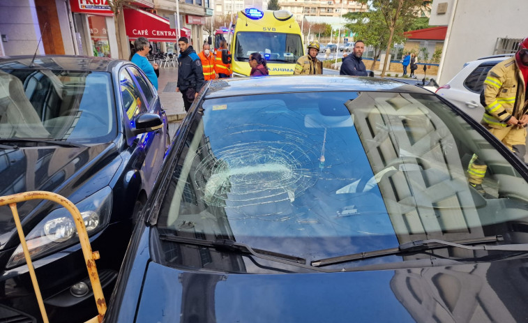 Herida una conductora al chocar contra vehículos estacionados en las inmediaciones del colegio de Portonovo