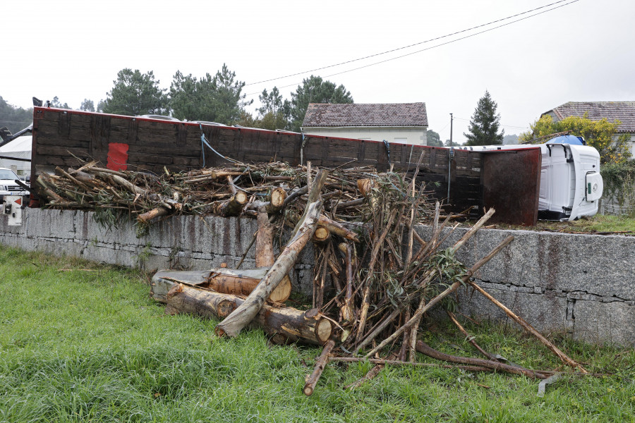 Un camión que transportaba madera vuelca en la carretera de András a O Sixto y esparce la carga por la zona