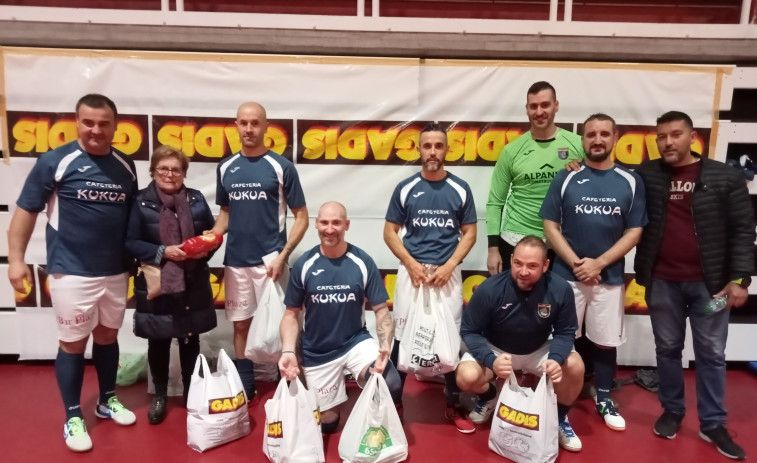 Un torneo de futbol sala de Agapol en Ribeira recoge alimentos y productos de higiene para entregar a Cruz Roja