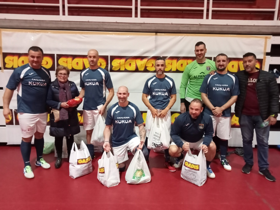 Un torneo de futbol sala de Agapol en Ribeira recoge alimentos y productos de higiene para entregar a Cruz Roja