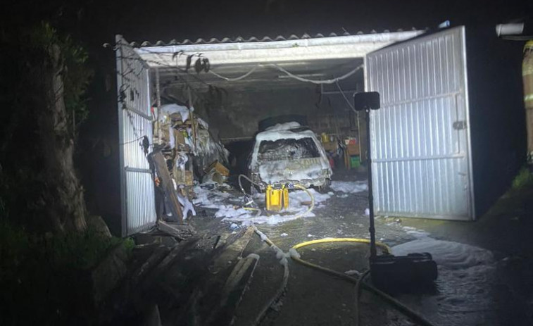Un incendio calcina dos coches en un garaje de Noalla