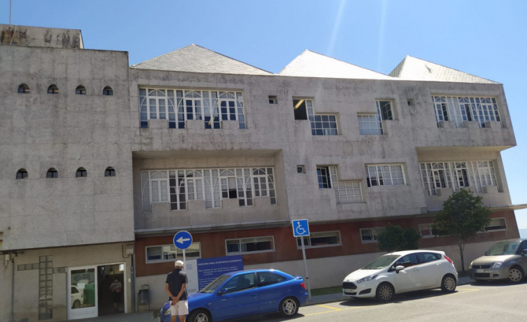 El centro de salud de Ribeira carece actualmente de siete médicos al estar de baja o no cubrirse vacantes