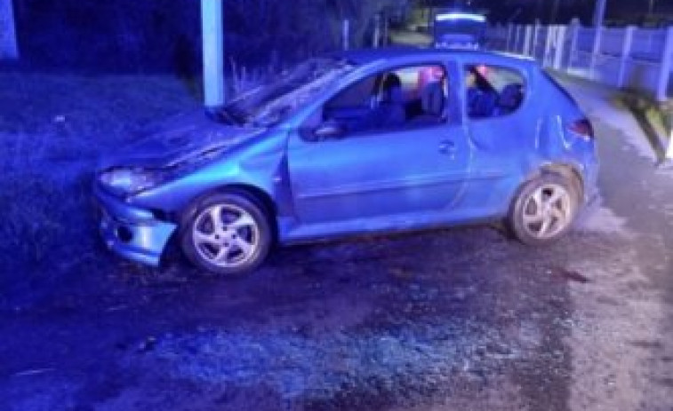 Herido grave un sexagenario tras sufrir un accidente de tráfico por una salida de vía en una carretera de Rianxo