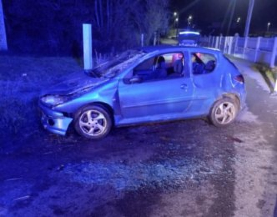 Herido grave un sexagenario tras sufrir un accidente de tráfico por una salida de vía en una carretera de Rianxo