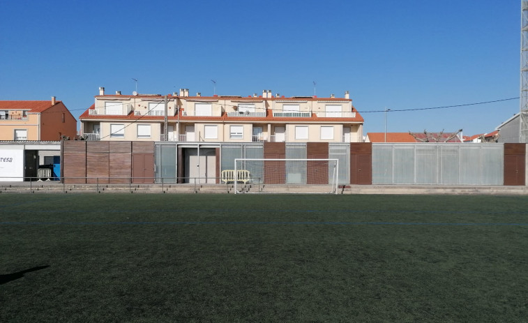 Sale a licitación por 275.660 euros la sustitución del césped artificial del campo de fútbol de A Tasca