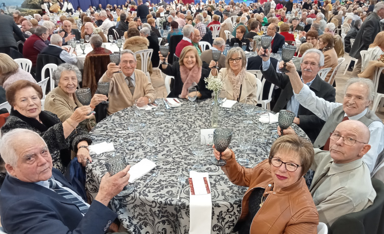 Los mayores disfrutan de su fiesta gastronómica y de confraternidad en el pabellón de Venecia en A Pobra