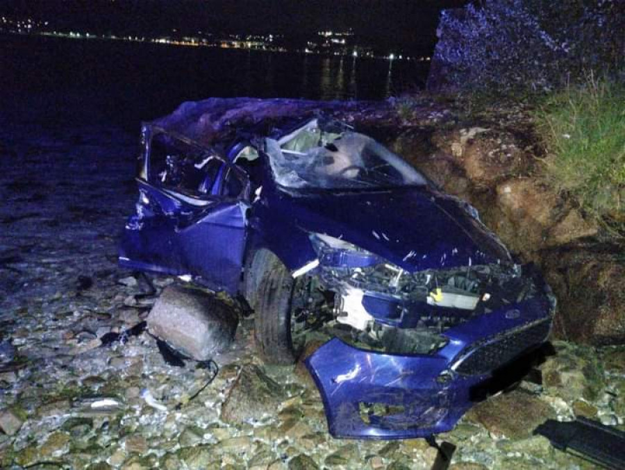 Heridas dos personas al precipitarse su vehículo al mar cerca de una depuradora en Boiro