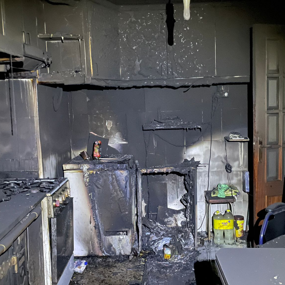 Cocina de un nonagenario incendiada en Meis