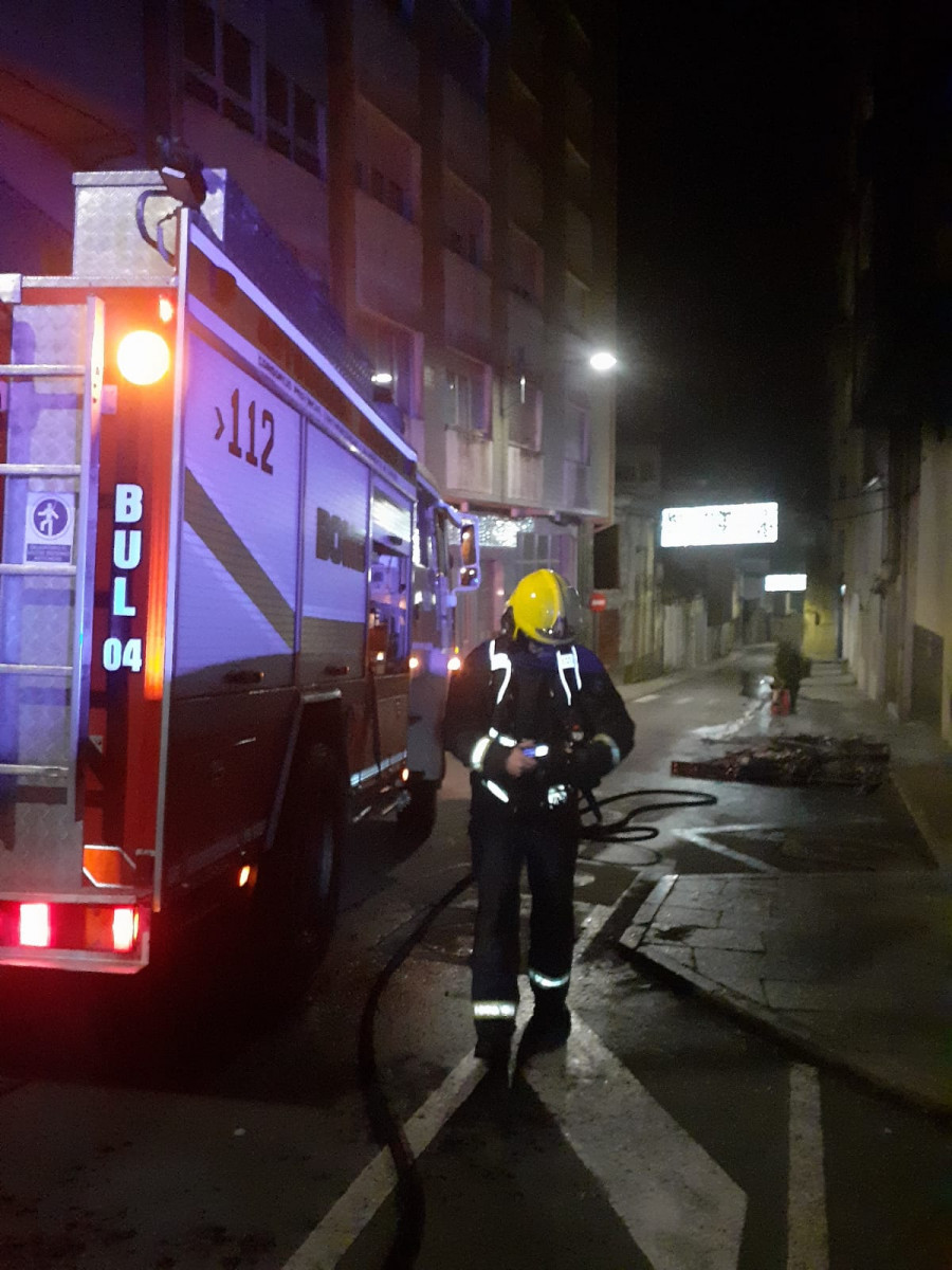 Un incendio en Ribeira calcina tres contenedores