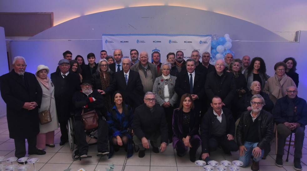 Ribeira rinde homenaje a los miembros de la primera Corporación municipal de la democracia