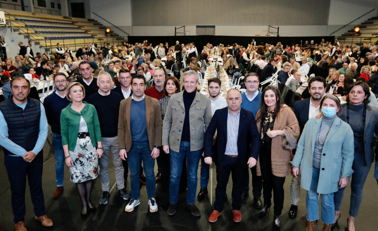 El PP comarcal coge impulso para las municipales en la cena de Vilanova con Alfonso Rueda