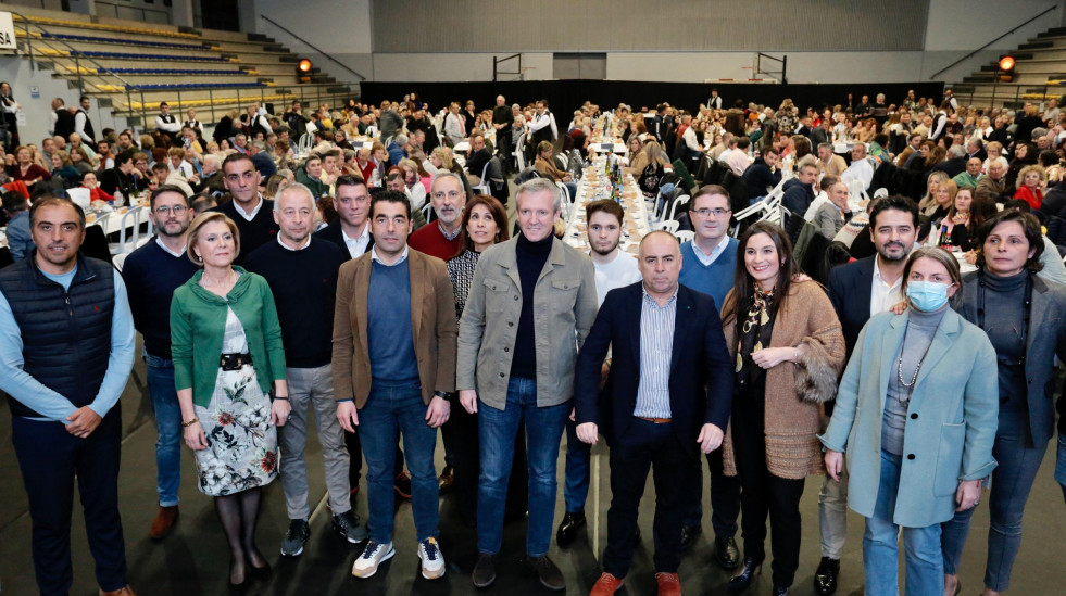 El PP comarcal coge impulso para las municipales en la cena de Vilanova con Alfonso Rueda