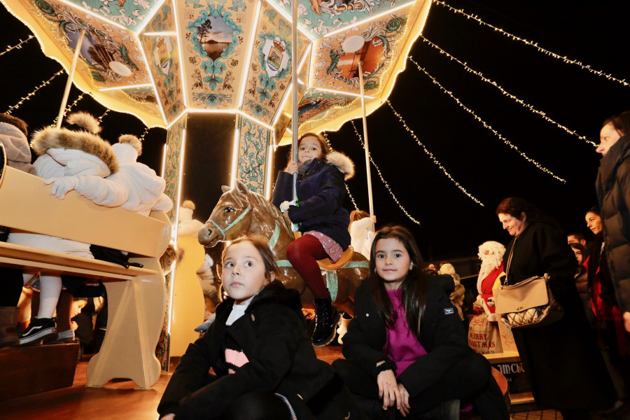 Vilanova enciende sus luces de Navidad y revela la sorpresa de un carrusel en la aldea del Jardín Umbrío