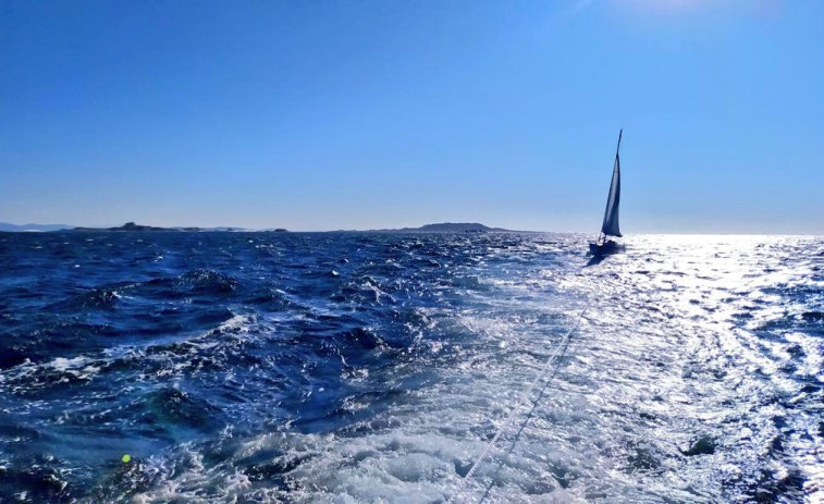 Remolcado hasta el puerto de Aguiño un barco que se quedó sin motor y sus tripulantes no podían manejar la vela