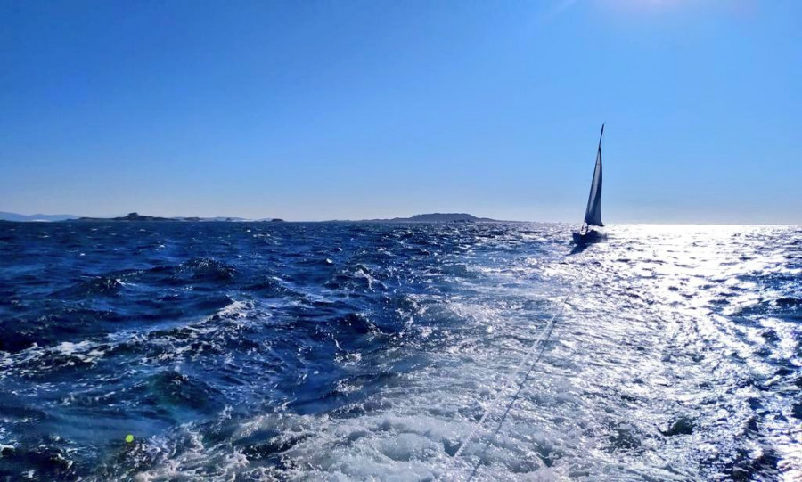 Remolcado hasta el puerto de Aguiño un barco que se quedó sin motor y sus tripulantes no podían manejar la vela