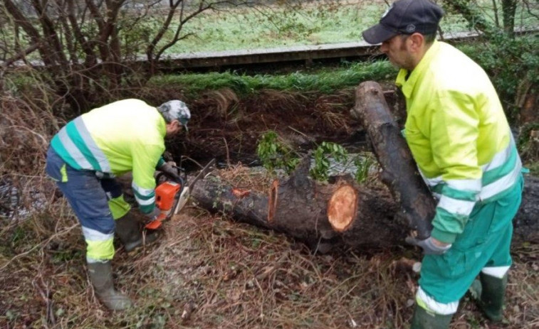 Vecinos de Artes piden al alcalde  la retirada del relleno de piedras próximo al río que fue paralizado