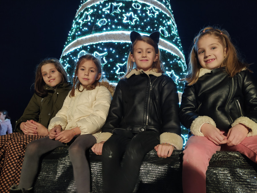 A Pobra da la bienvenida a la Navidad con el encendido simbólico del alumbrado y la inauguración del belén