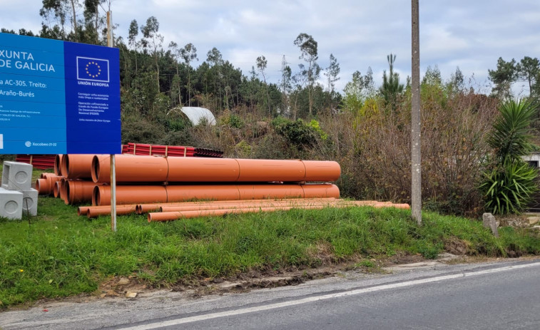 Rianxo aprovecha las obras de las aceras entre A Casilla y Pousada que promueve la Xunta para instalar la traída de agua