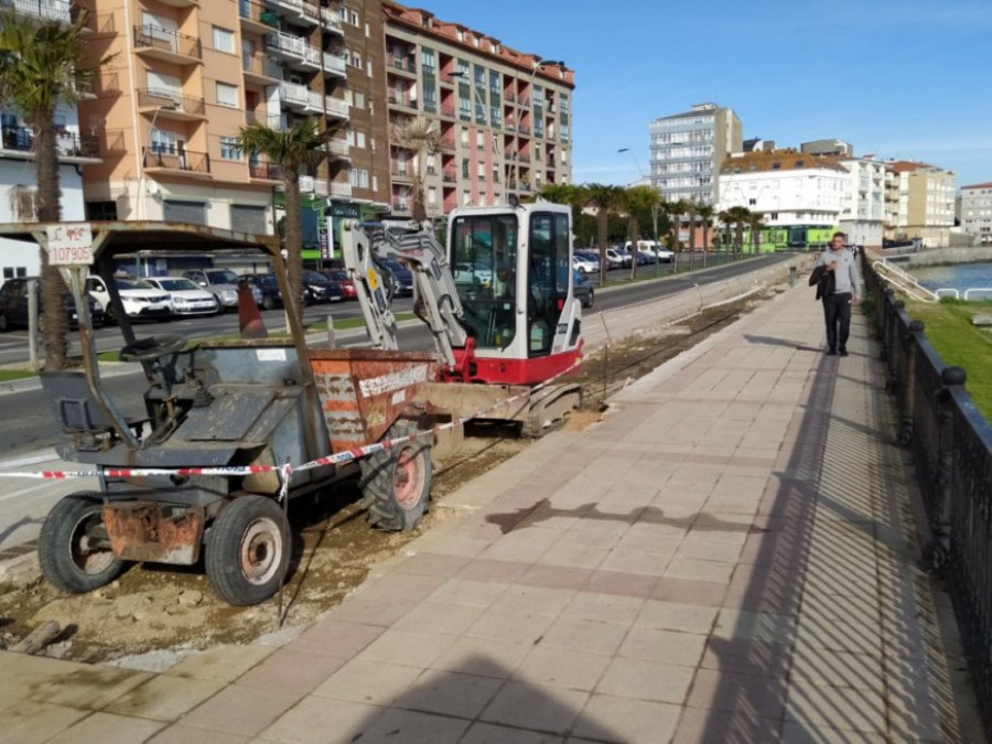 Desmontan las jardineras de un tramo del Paseo das Carolinas, en Ribeira, para ensanchar la acera y mejorar la accesibilidad