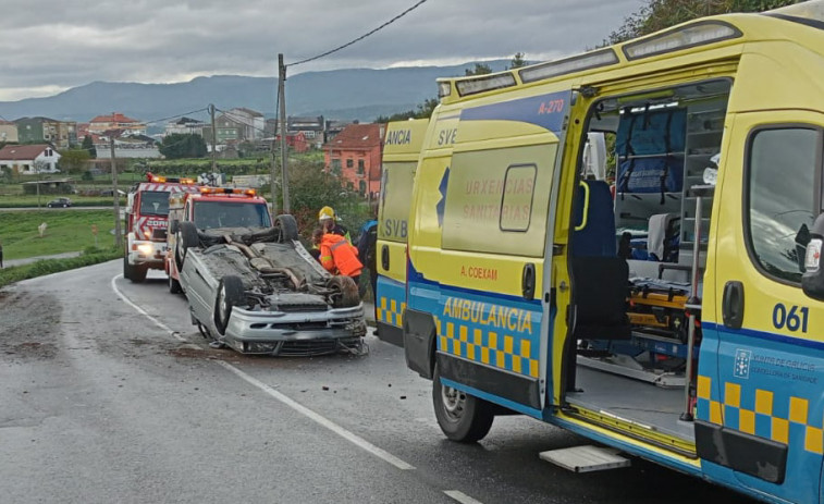 Herida un mujer en un accidente de tráfico con vuelco en el lugar de As Cortes, en Rianxo