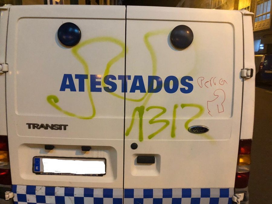 Pintan "Perra" en el coche de Atestados de la Policía Local de Vilagarcía